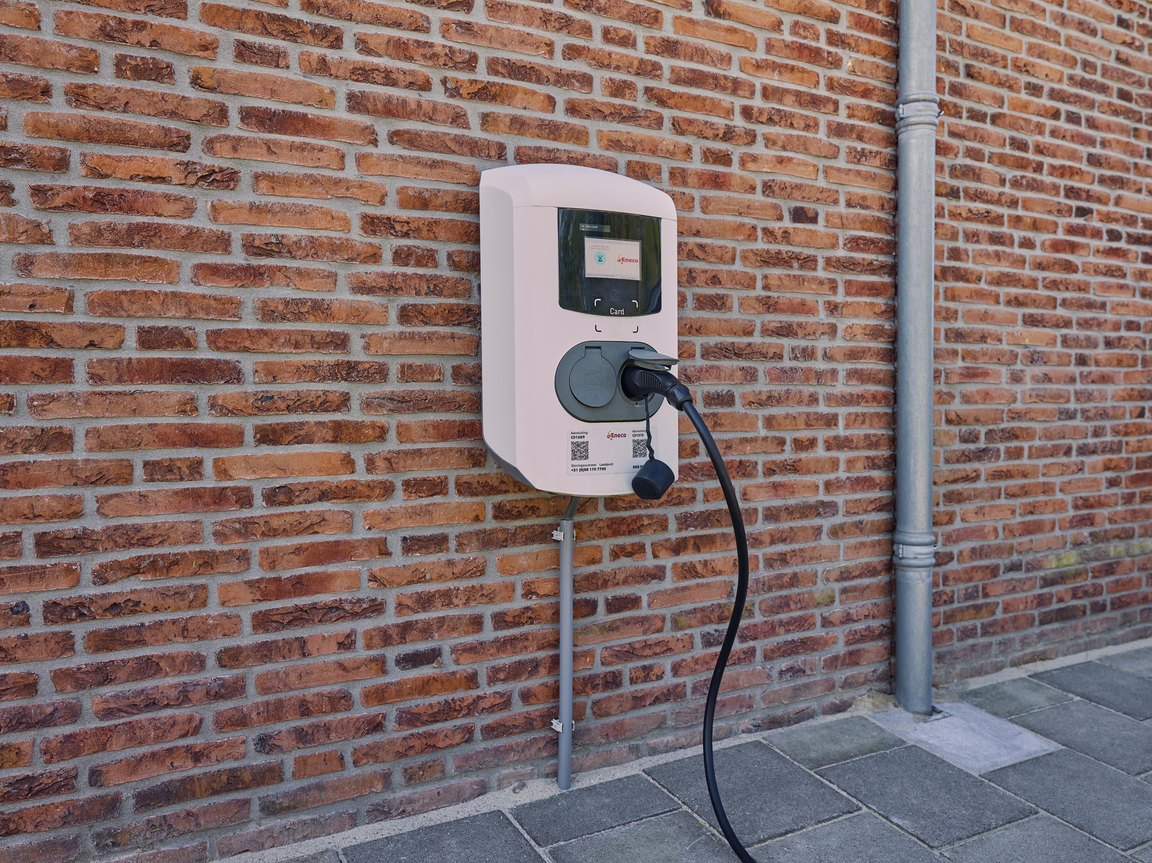 Dubbel laadpunt aan de muur