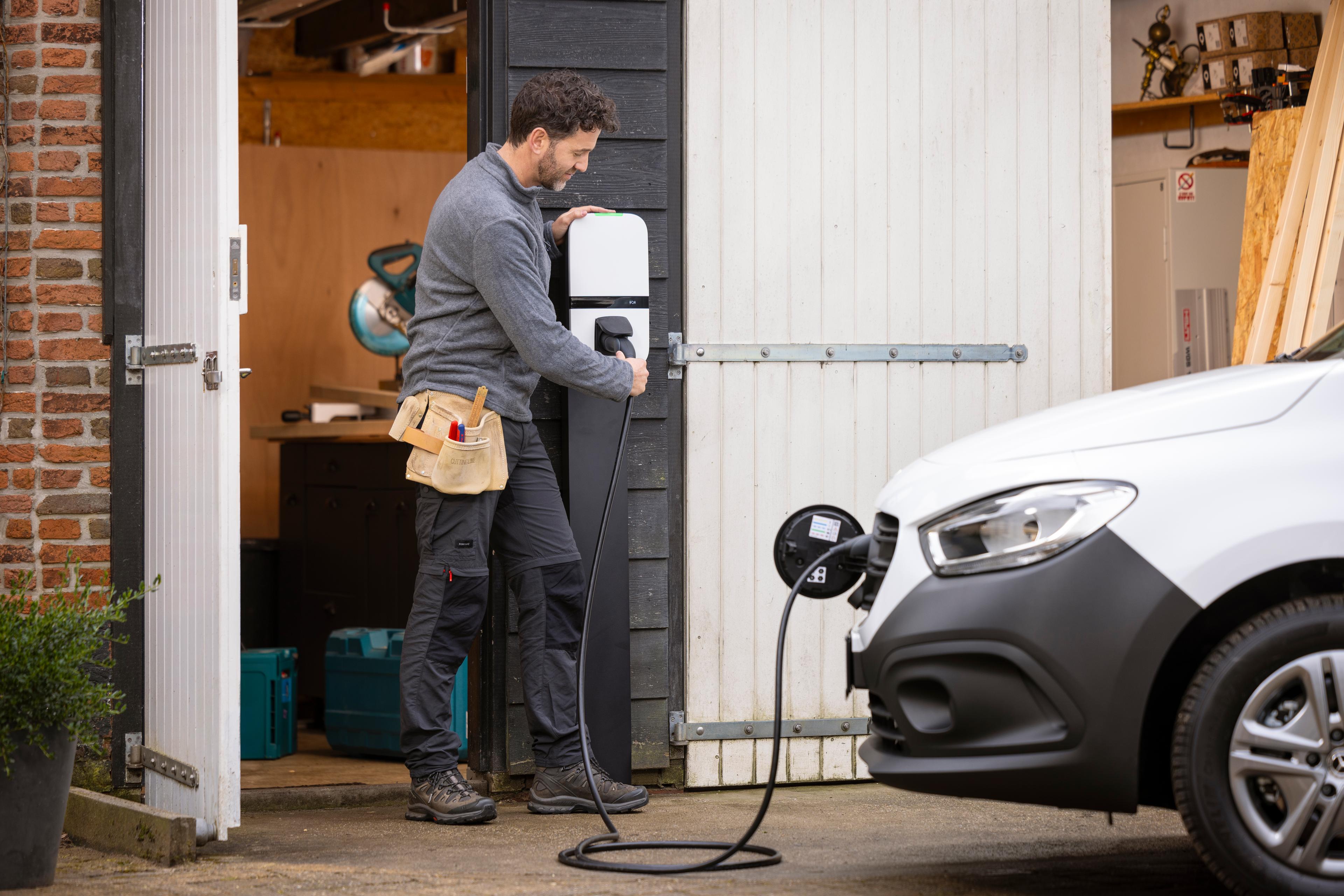 Timmerman laadt auto op