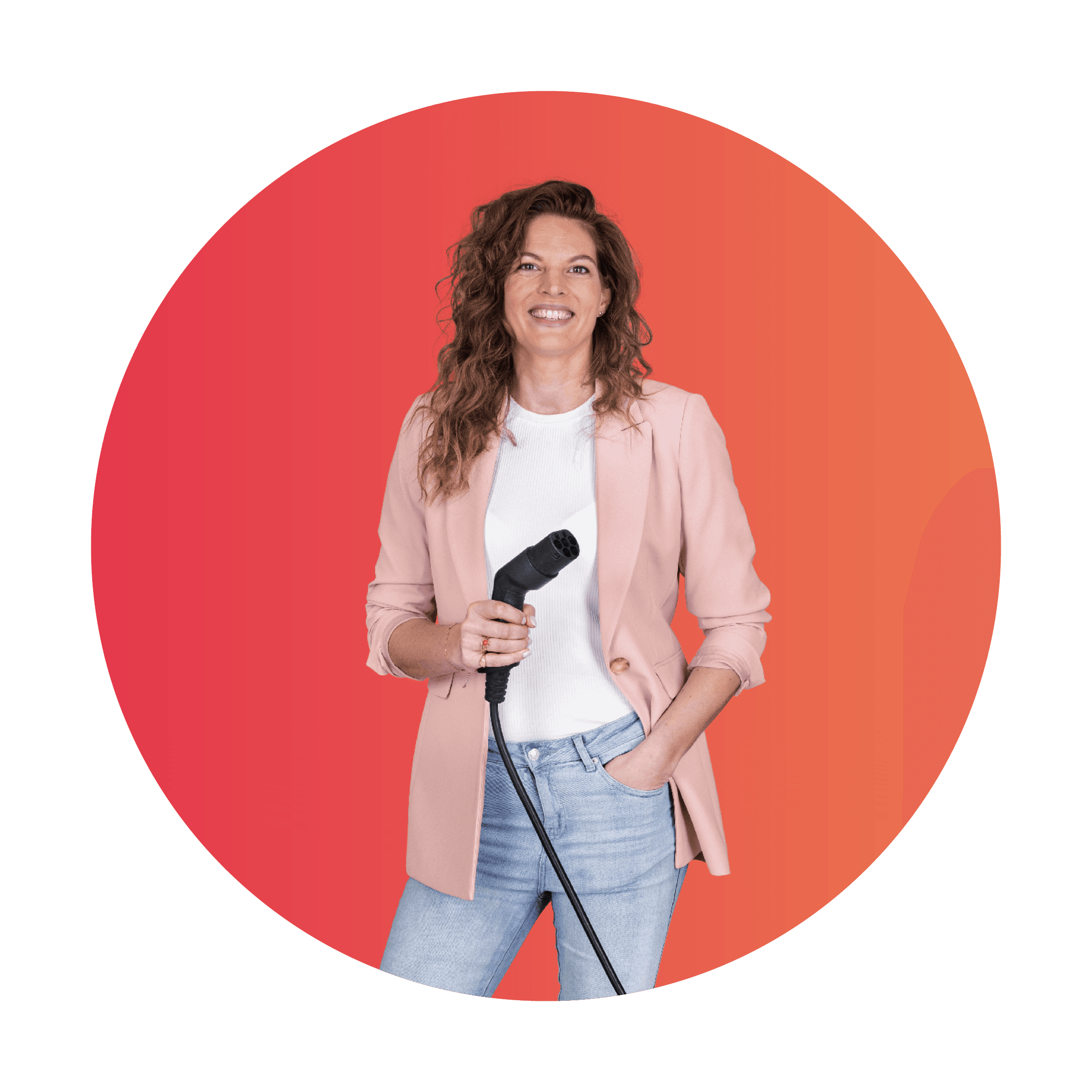 Dame met laadkabel in hand voor rode cirkel