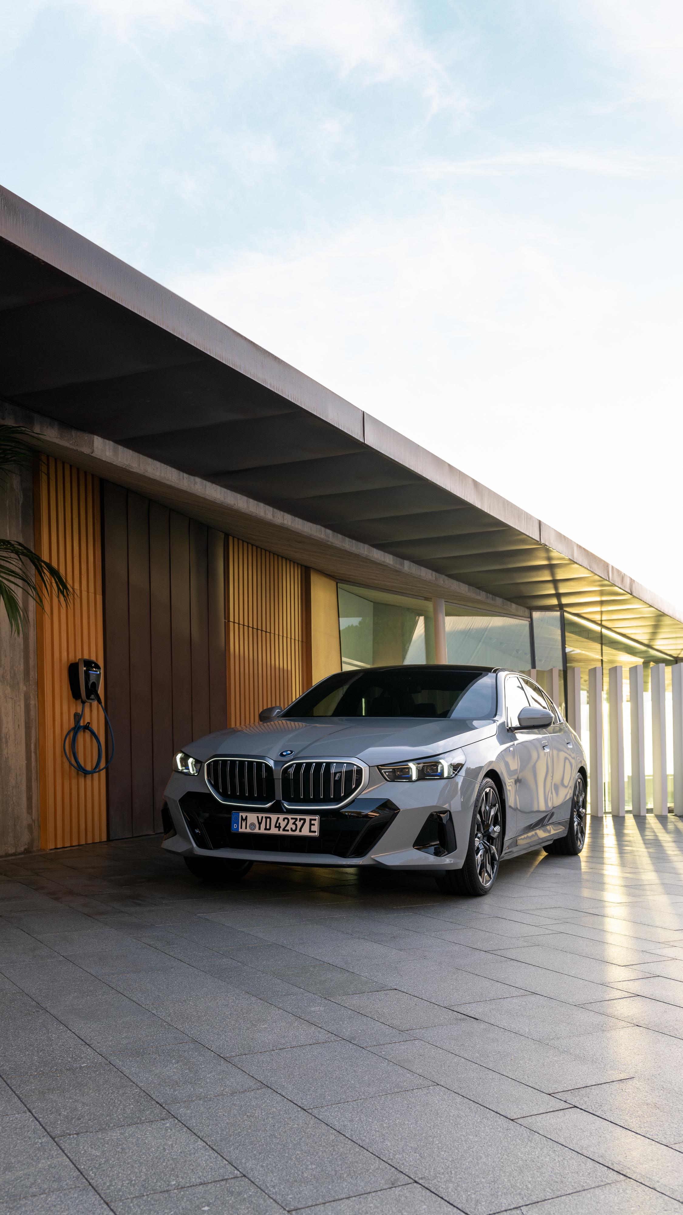 BMW auto met laadpaal bij huis