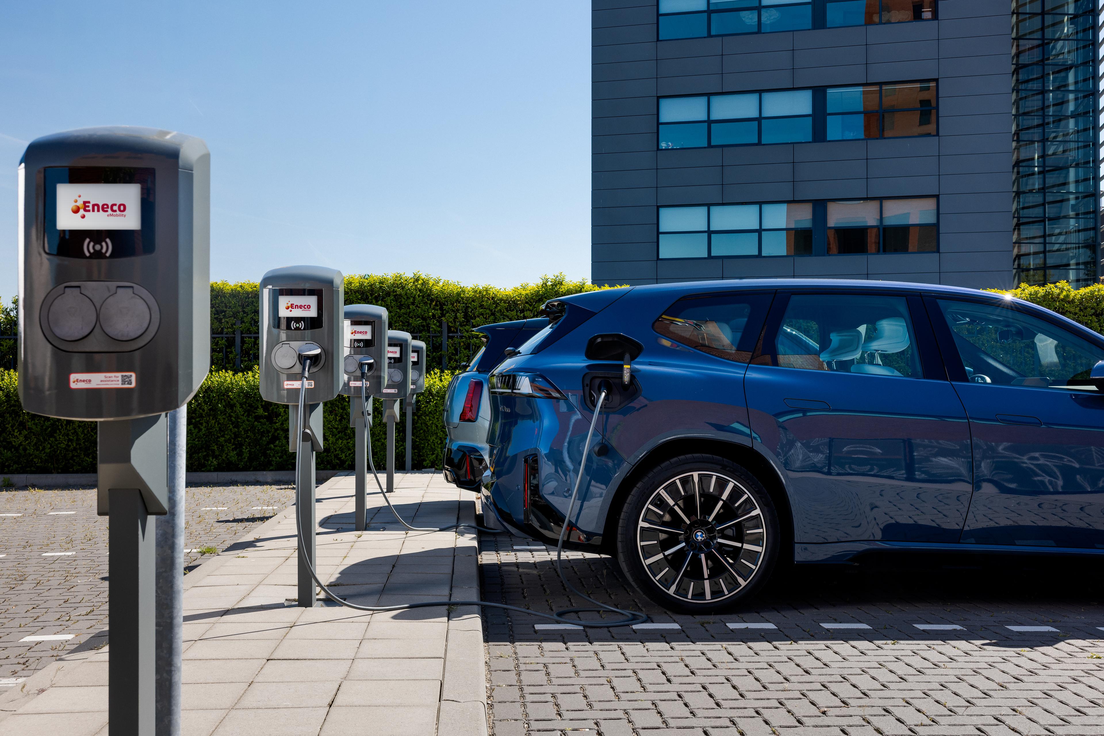 Elektrische auto aan het laden bij rij laadpalen